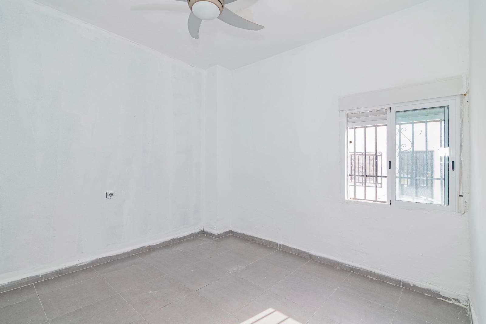3 slaapkamer Halfvrijstaande villa te koop in Granada stad - € 99.900 (Ref: 9870298)