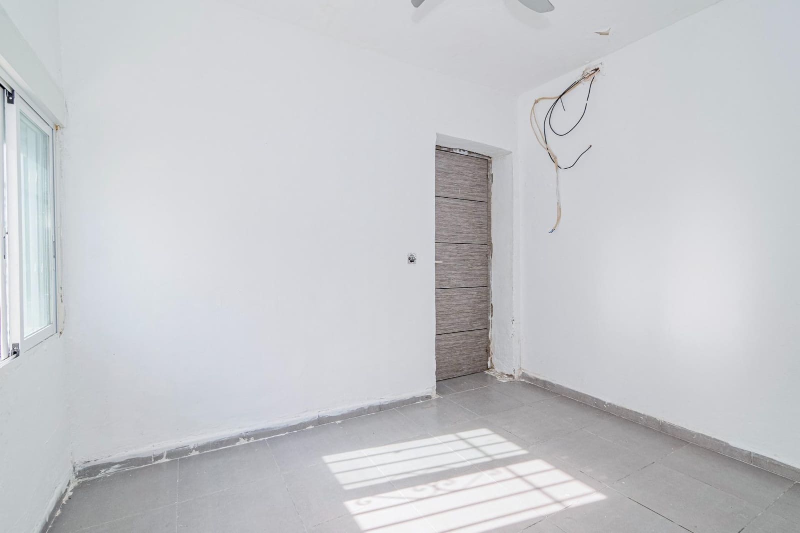 3 slaapkamer Halfvrijstaande villa te koop in Granada stad - € 99.900 (Ref: 9870298)