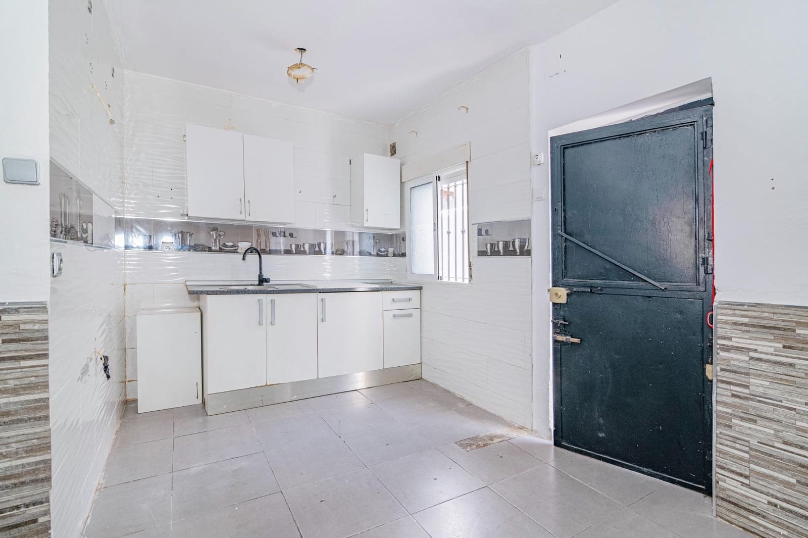 3 slaapkamer Halfvrijstaande villa te koop in Granada stad - € 99.900 (Ref: 9870298)
