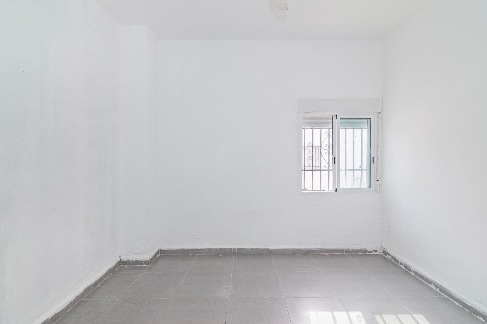 3 slaapkamer Halfvrijstaande villa te koop in Granada stad - € 99.900 (Ref: 9870298)
