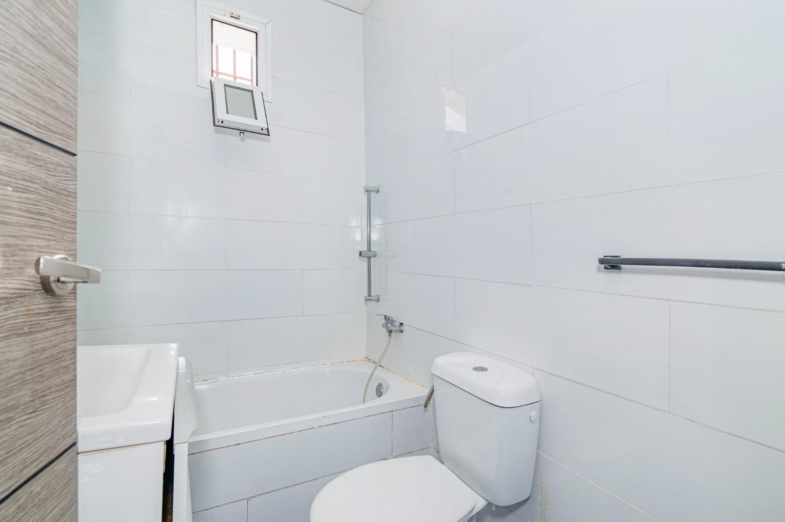 3 slaapkamer Halfvrijstaande villa te koop in Granada stad - € 99.900 (Ref: 9870298)