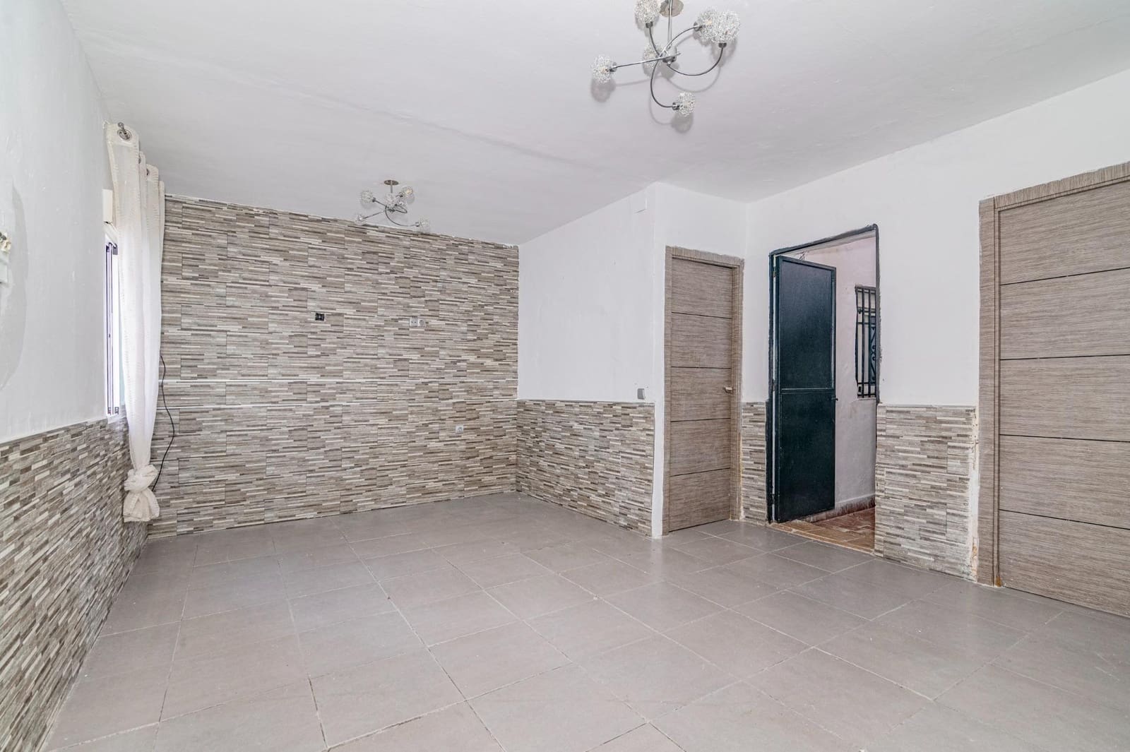 3 slaapkamer Halfvrijstaande villa te koop in Granada stad - € 99.900 (Ref: 9870298)