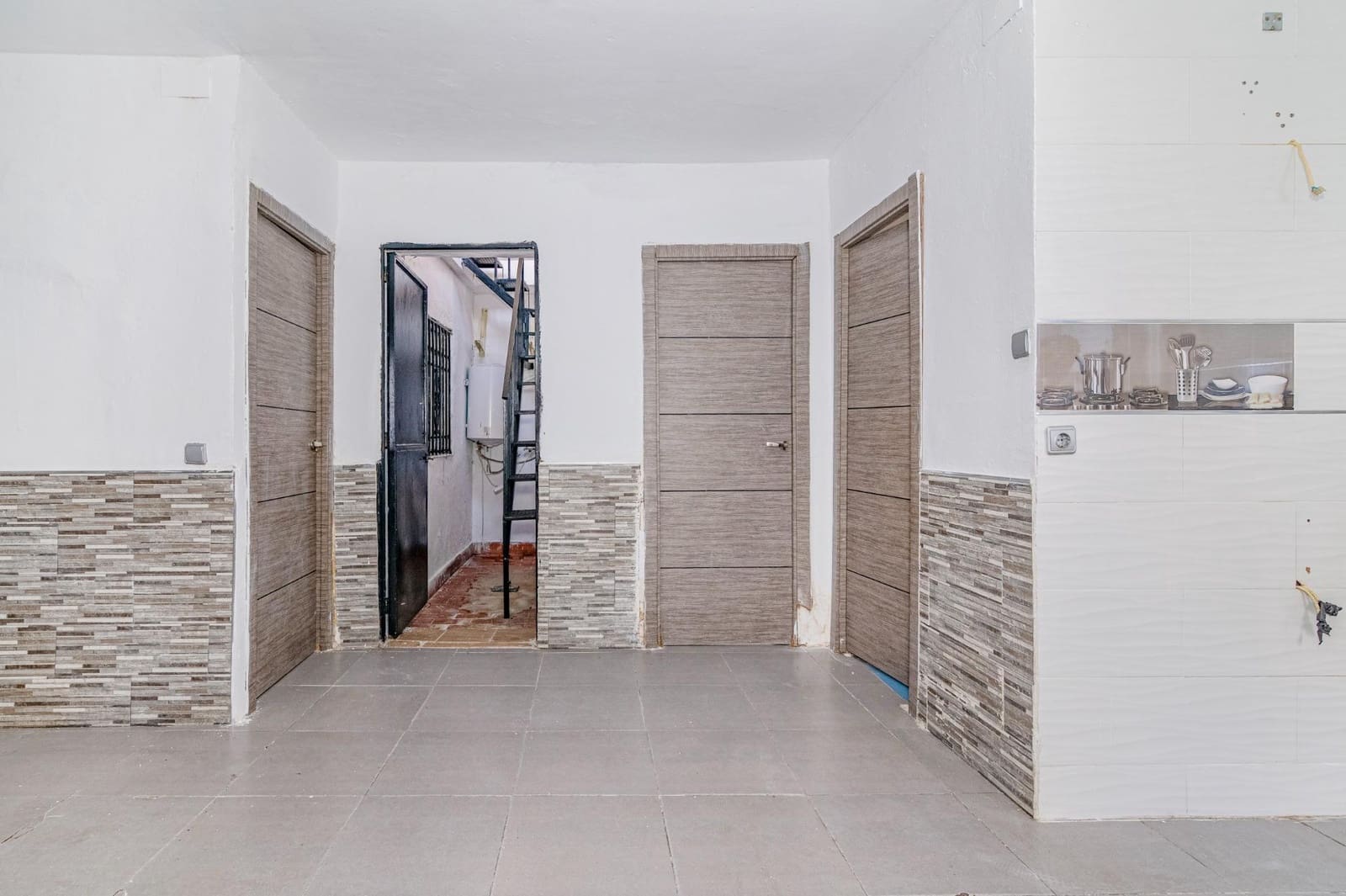 3 slaapkamer Halfvrijstaande villa te koop in Granada stad - € 99.900 (Ref: 9870298)