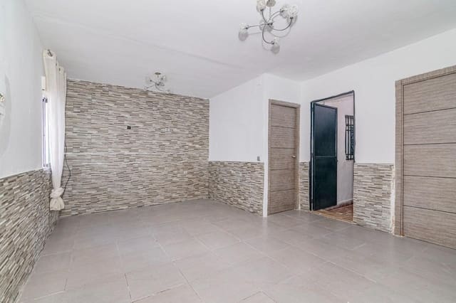 3 slaapkamer Halfvrijstaande villa te koop in Albaicin, Granada stad - € 99.900 (Ref: 9870298)