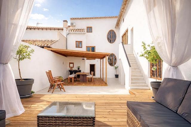 7 bedroom Villa for sale in Huescar with garage - € 649,000 (Ref: 9889008)