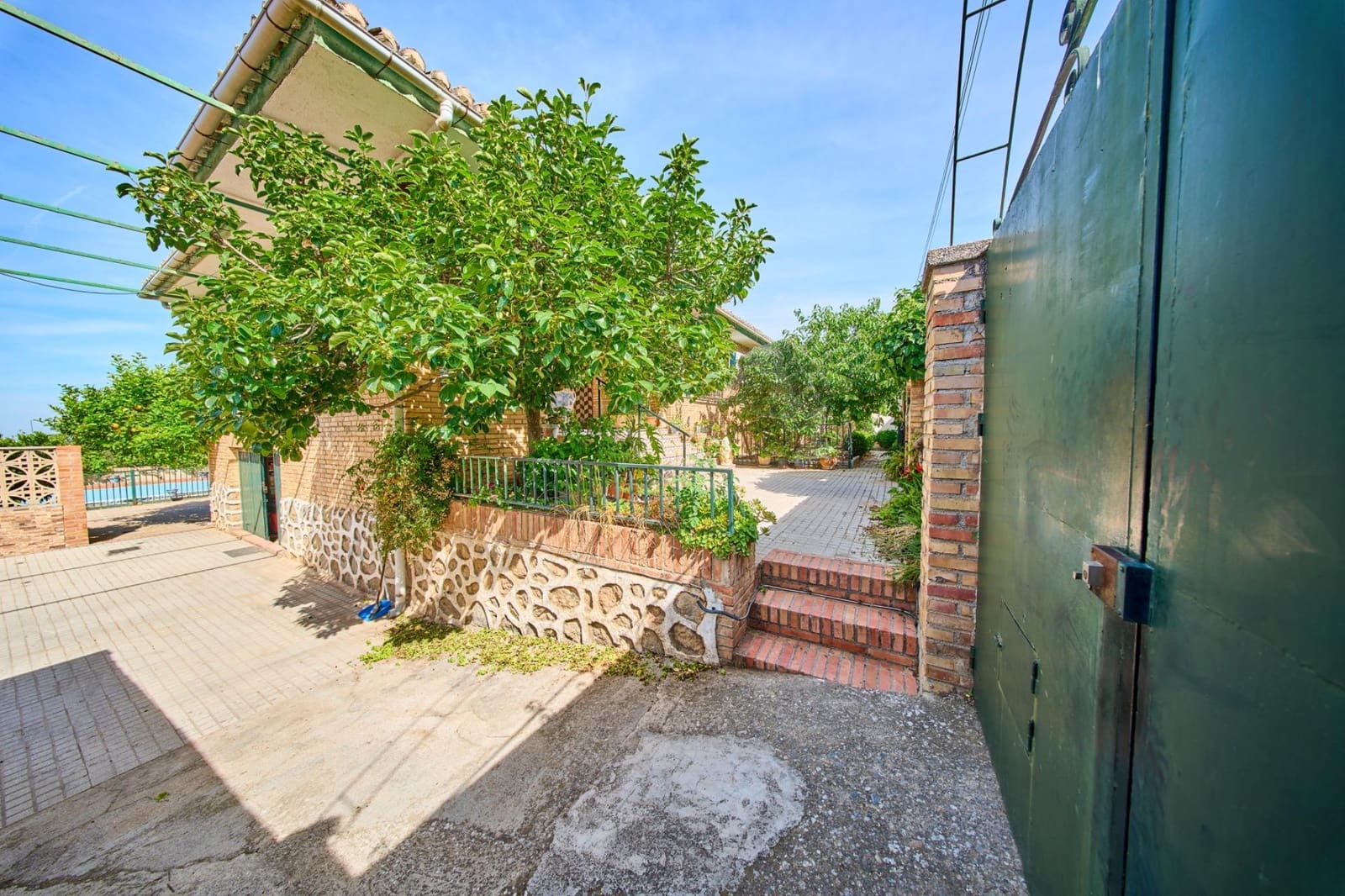 Chalet de 4 habitaciones en Alfacar en venta con piscina garaje - 295.000 € (Ref: 9890570)