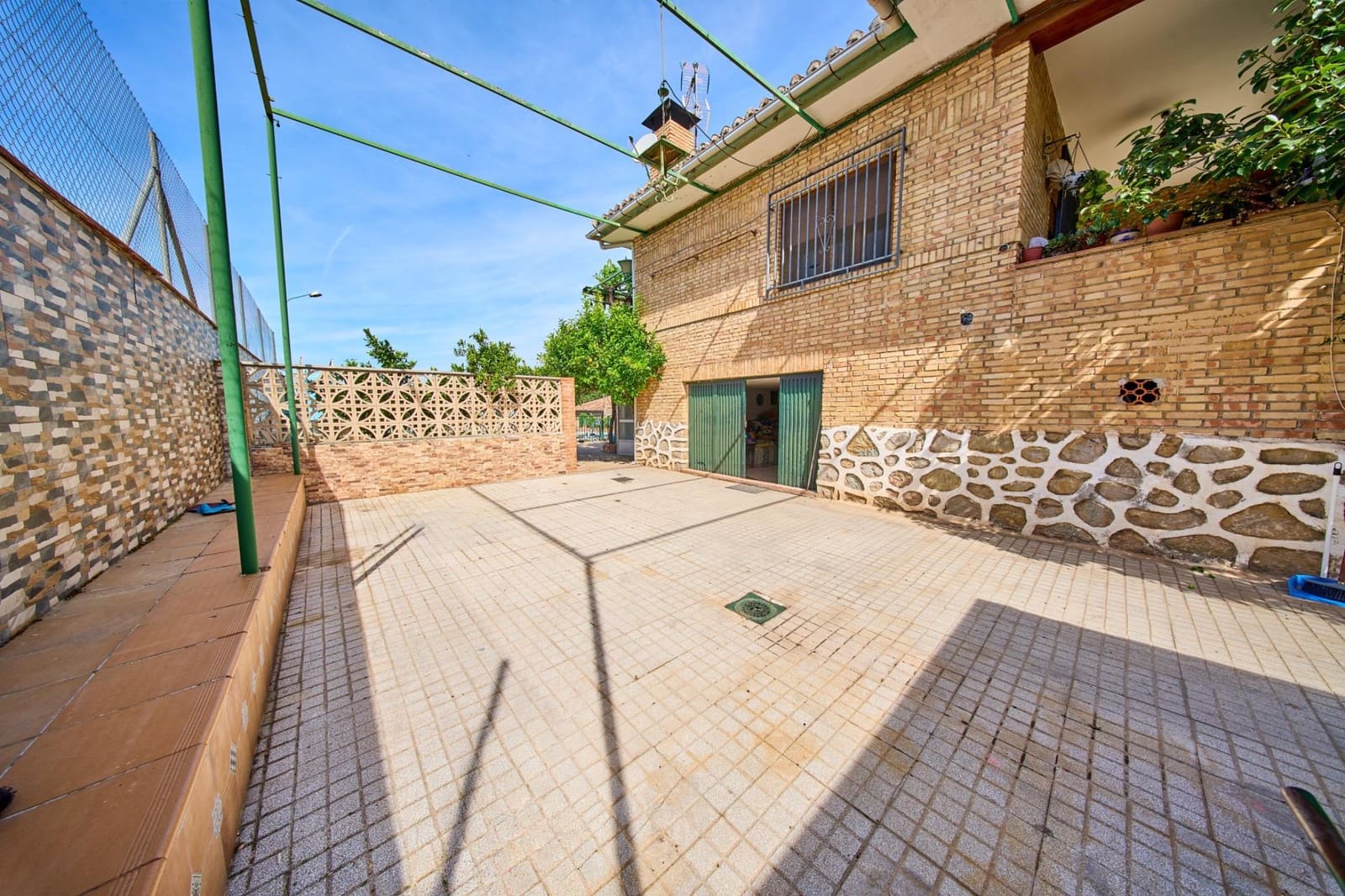 Chalet de 4 habitaciones en Alfacar en venta con piscina garaje - 295.000 € (Ref: 9890570)