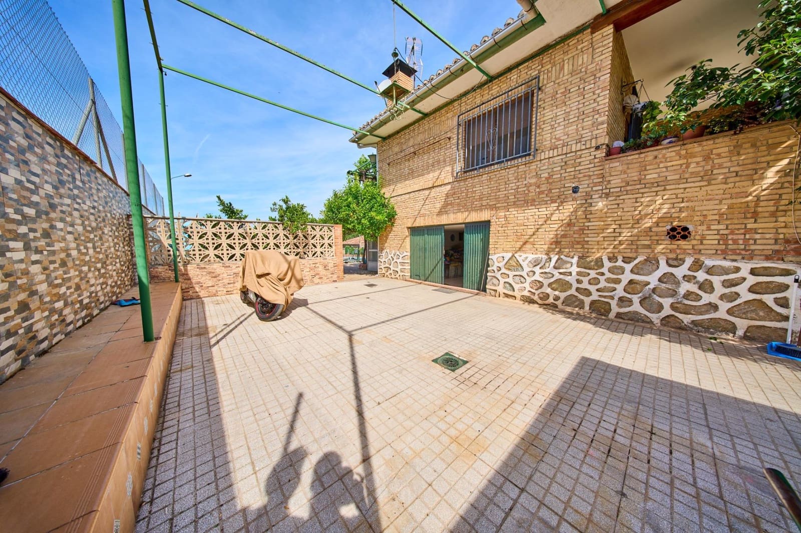 Chalet de 4 habitaciones en Alfacar en venta con piscina garaje - 295.000 € (Ref: 9890570)