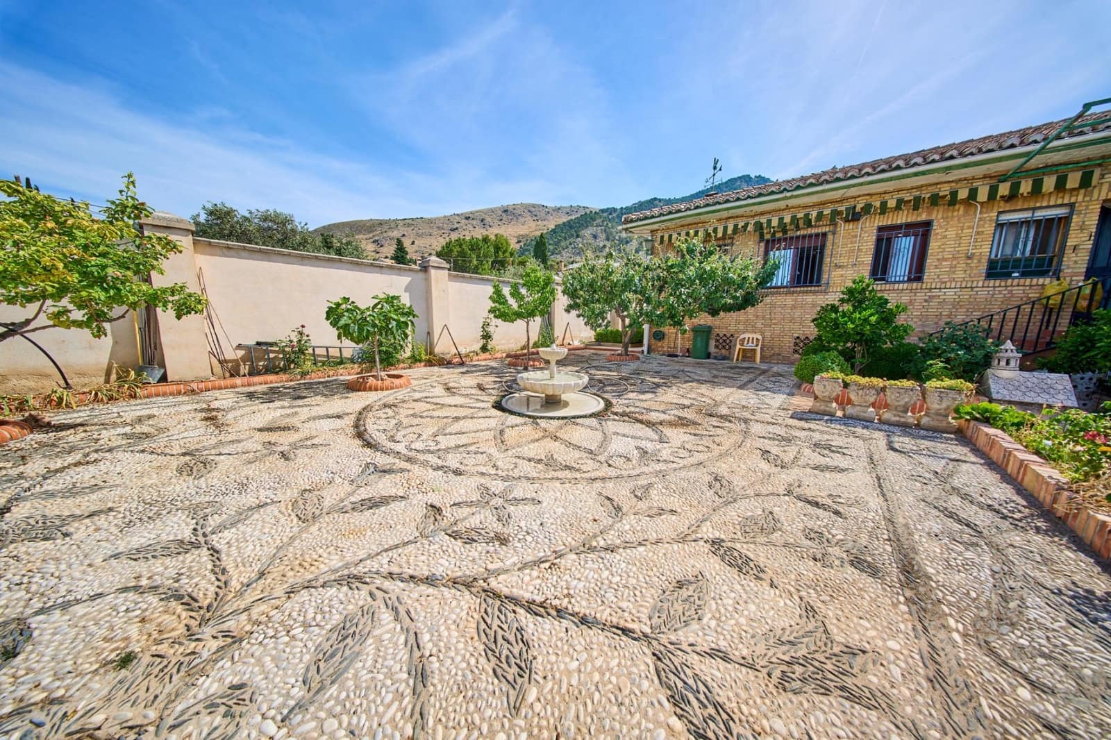 Chalet de 4 habitaciones en Alfacar en venta con piscina garaje - 295.000 € (Ref: 9890570)