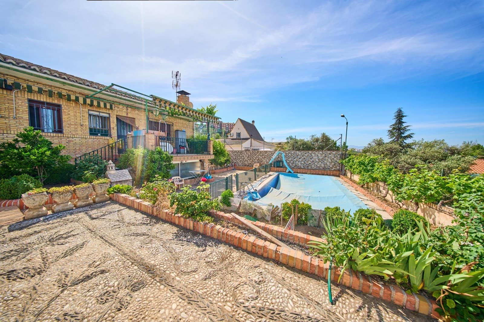 Chalet de 4 habitaciones en Alfacar en venta con piscina garaje - 295.000 € (Ref: 9890570)