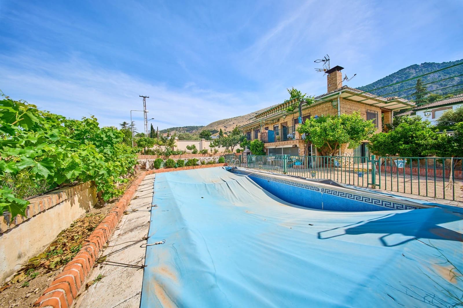Chalet de 4 habitaciones en Alfacar en venta con piscina garaje - 295.000 € (Ref: 9890570)