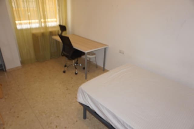 3 makuuhuone Asunto vuokrattavana paikassa Centro, Granada kaupunki - 1 200 € (Ref: 9894081)
