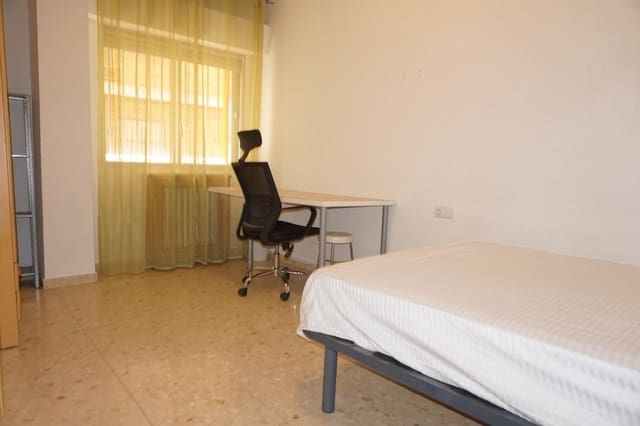 3 makuuhuone Asunto vuokrattavana paikassa Centro, Granada kaupunki - 1 200 € (Ref: 9894081)