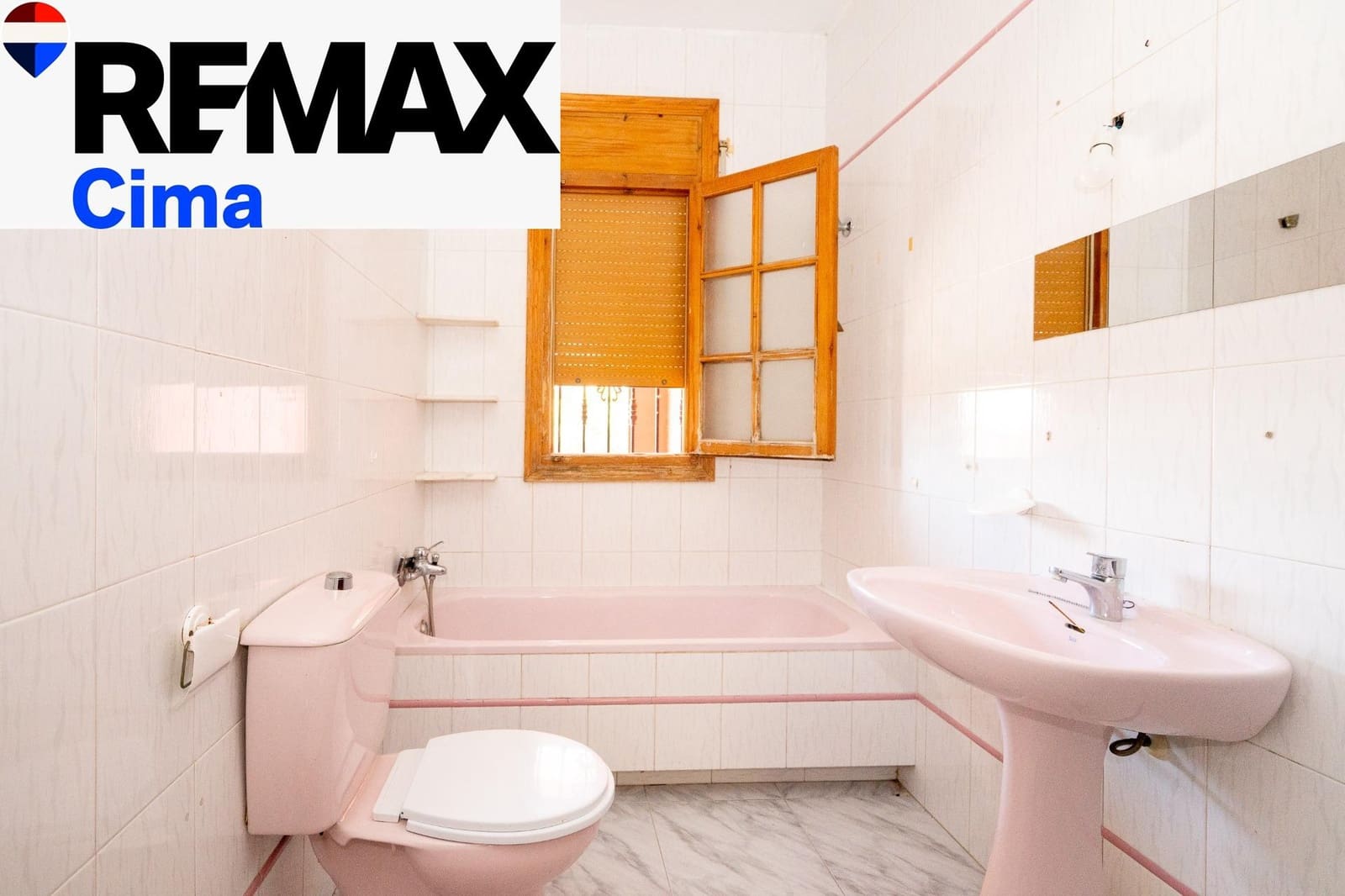 3 makuuhuone Omakotitalo myytävänä paikassa Baza mukana 
autotalli - 95 000 € (Ref: 9896523)