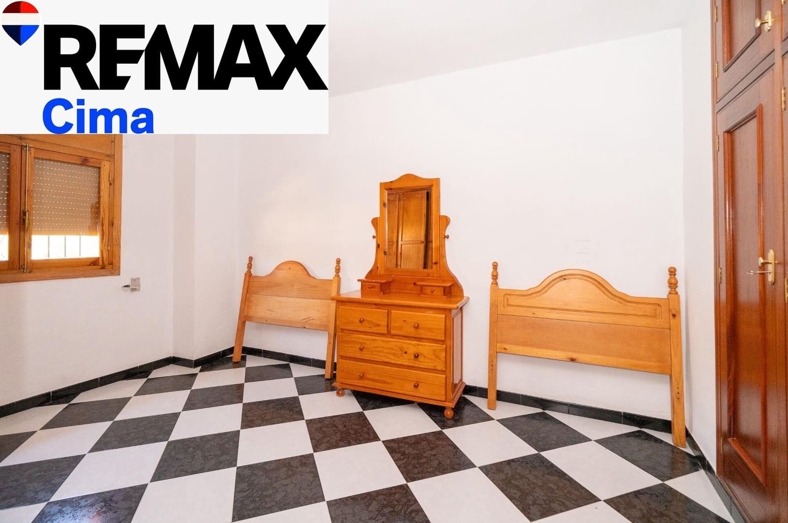 3 makuuhuone Omakotitalo myytävänä paikassa Baza mukana 
autotalli - 95 000 € (Ref: 9896523)
