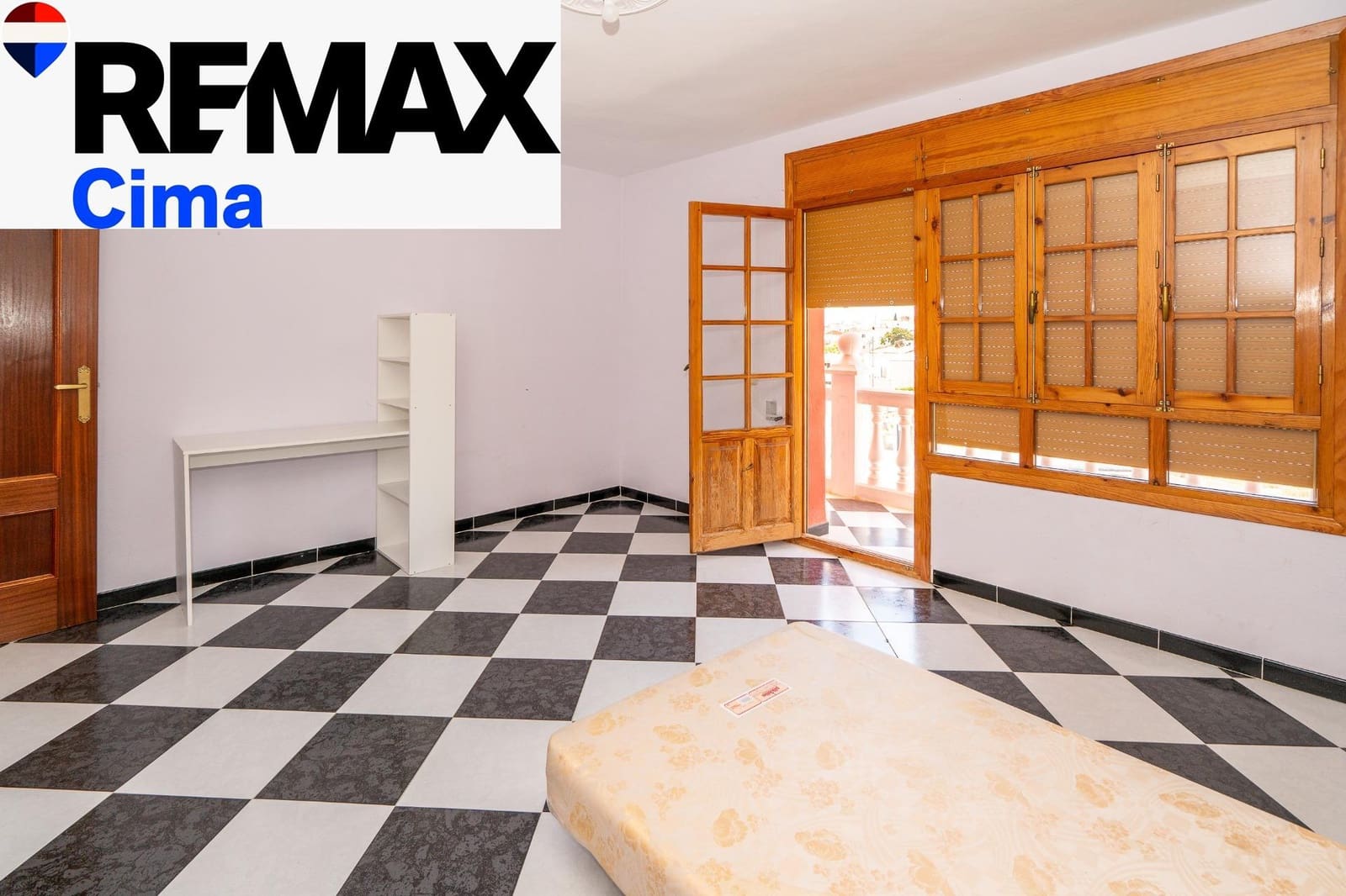 3 makuuhuone Omakotitalo myytävänä paikassa Baza mukana 
autotalli - 95 000 € (Ref: 9896523)