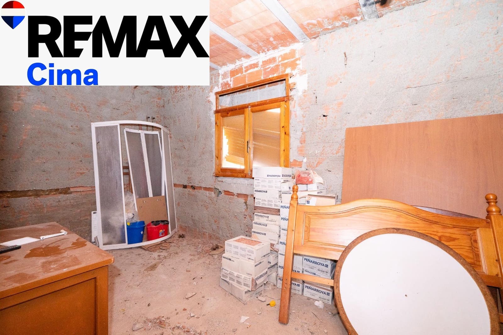 3 makuuhuone Omakotitalo myytävänä paikassa Baza mukana 
autotalli - 95 000 € (Ref: 9896523)