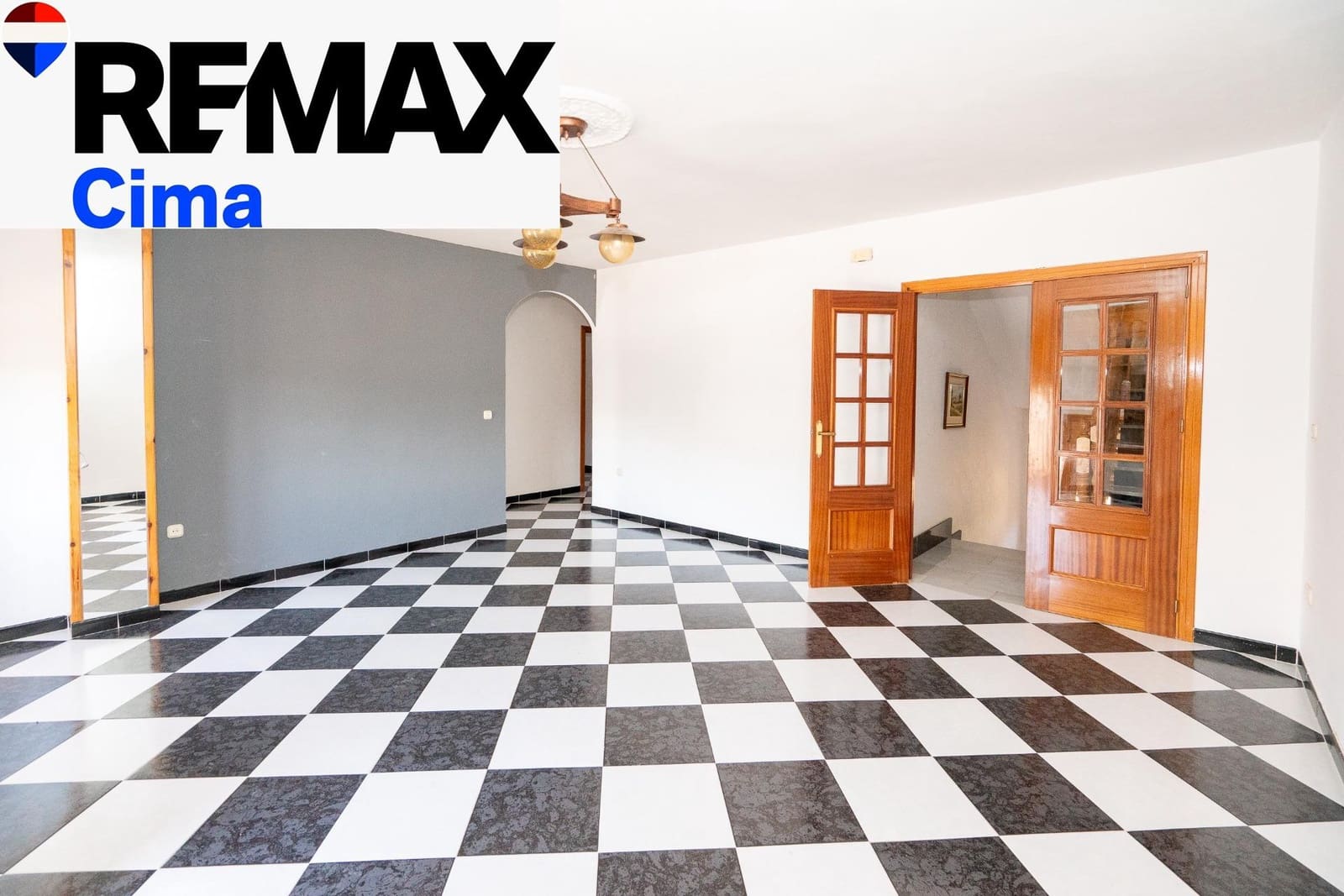3 makuuhuone Omakotitalo myytävänä paikassa Baza mukana 
autotalli - 95 000 € (Ref: 9896523)