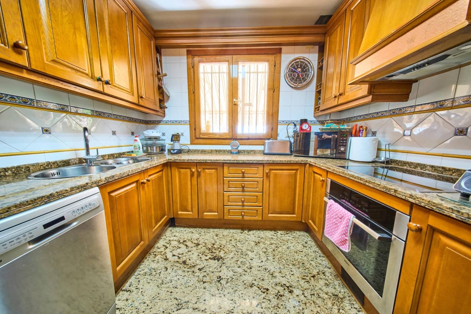 6 bedroom Villa for sale in Granada city with garage - € 1,100,000 (Ref: 9904169)