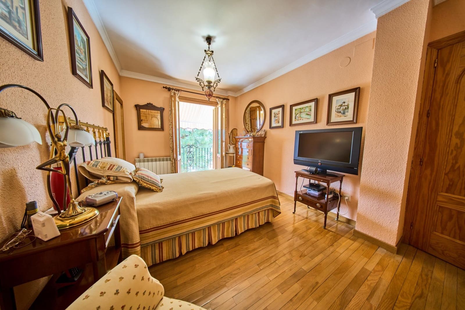 6 bedroom Villa for sale in Granada city with garage - € 1,100,000 (Ref: 9904169)