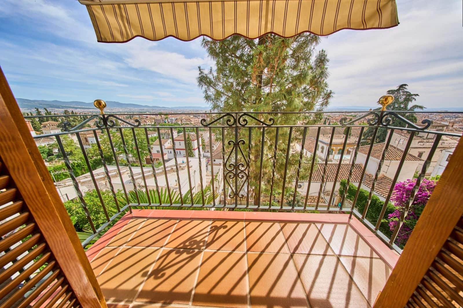 6 bedroom Villa for sale in Granada city with garage - € 1,100,000 (Ref: 9904169)