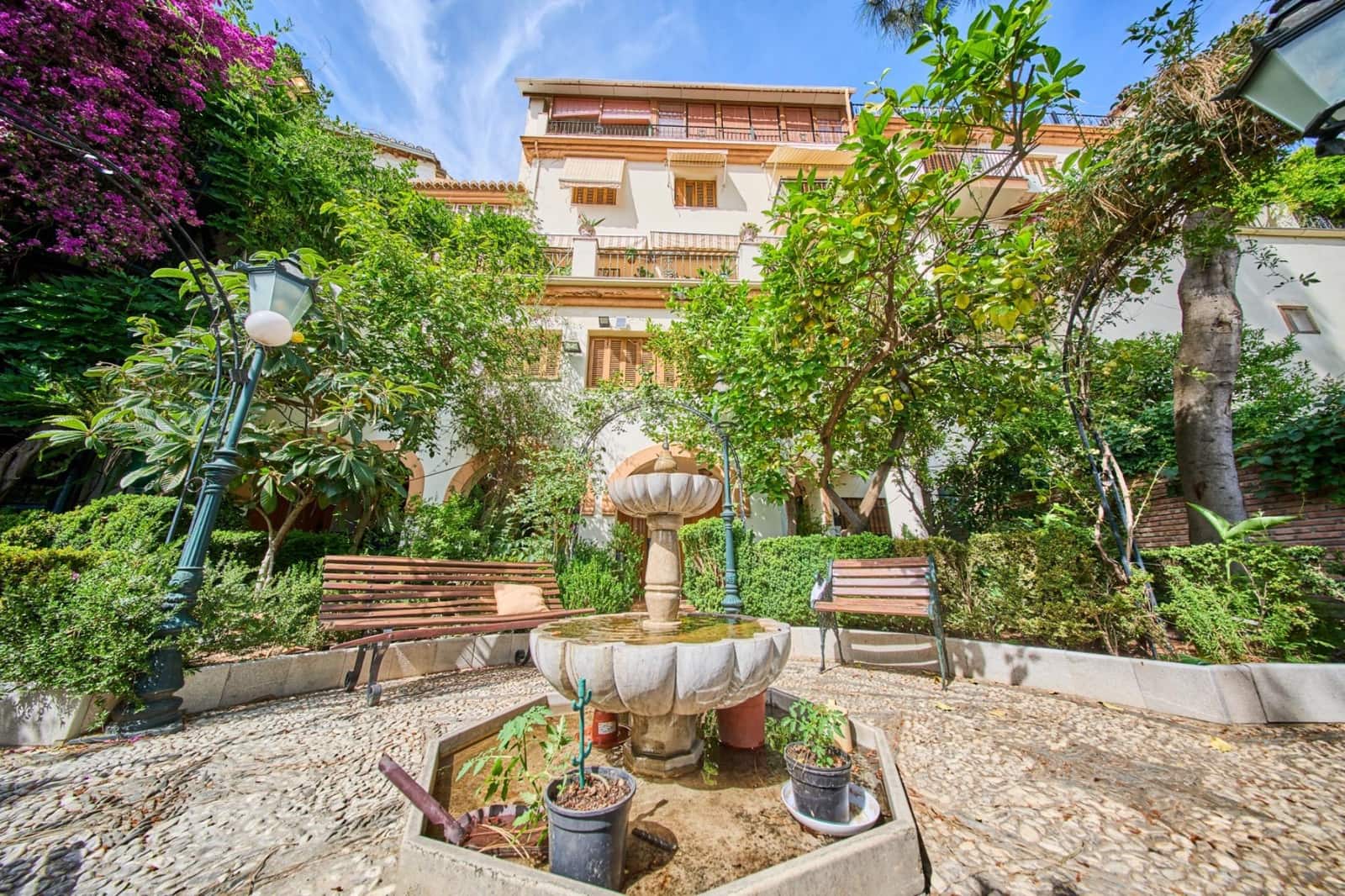 6 bedroom Villa for sale in Granada city with garage - € 1,100,000 (Ref: 9904169)