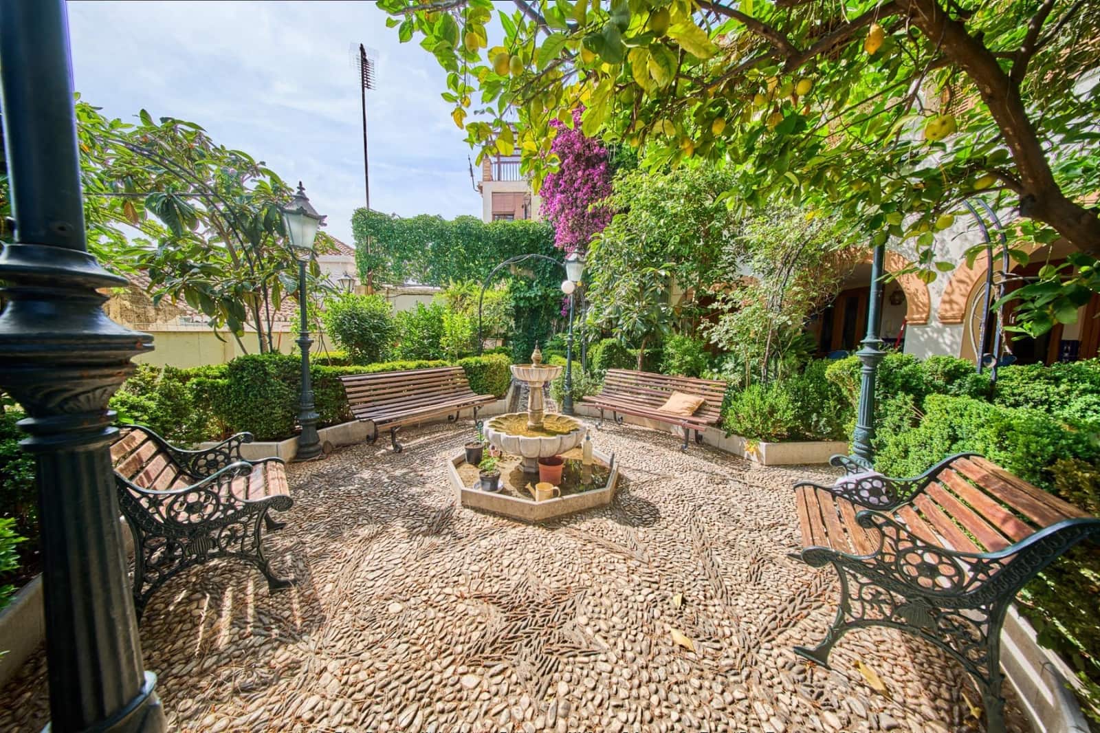6 bedroom Villa for sale in Granada city with garage - € 1,100,000 (Ref: 9904169)