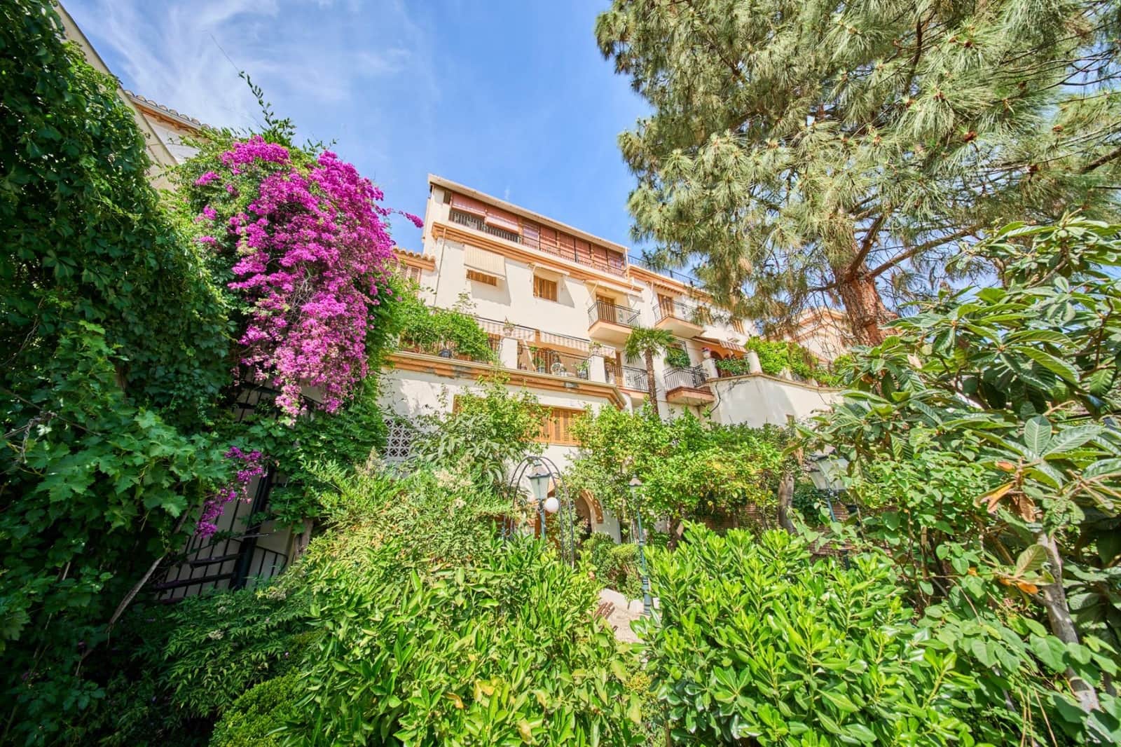 6 bedroom Villa for sale in Granada city with garage - € 1,100,000 (Ref: 9904169)