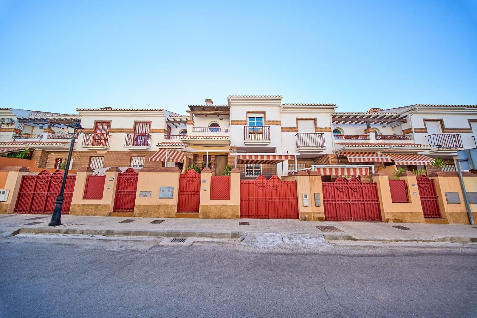5 quarto Moradia em Banda para venda em Ogijares com piscina garagem - 315 000 € (Ref: 9908163)