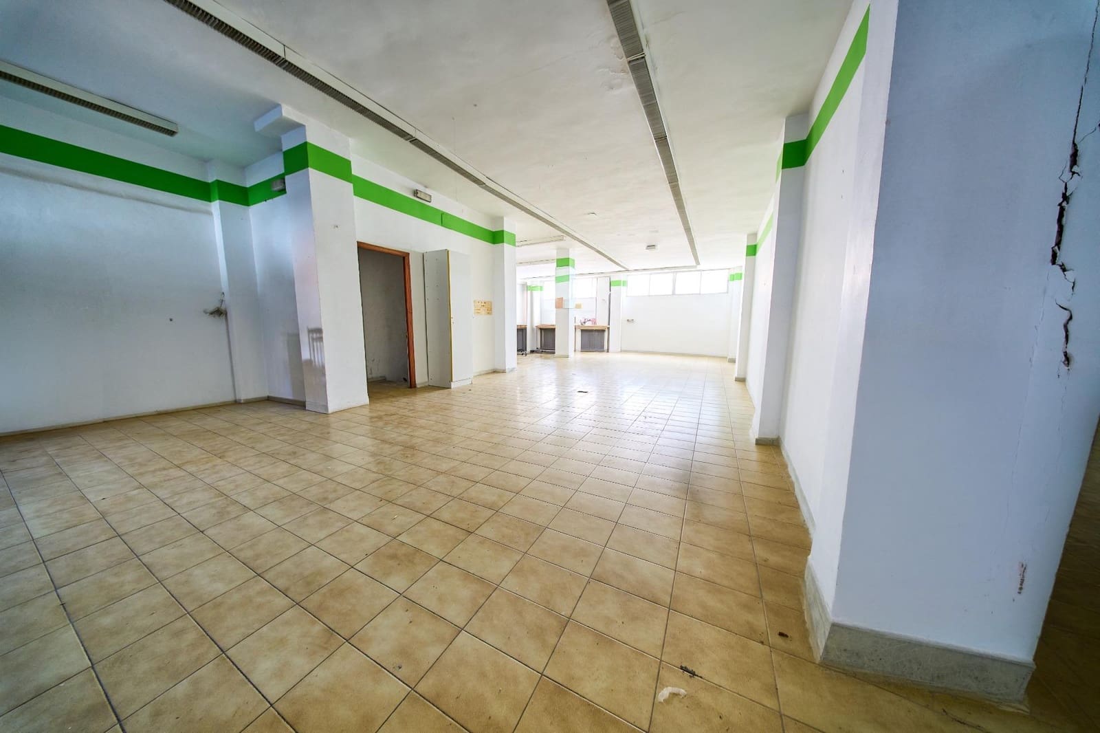 Erhverv til salg i Baza - € 250.000 (Ref: 9908164)