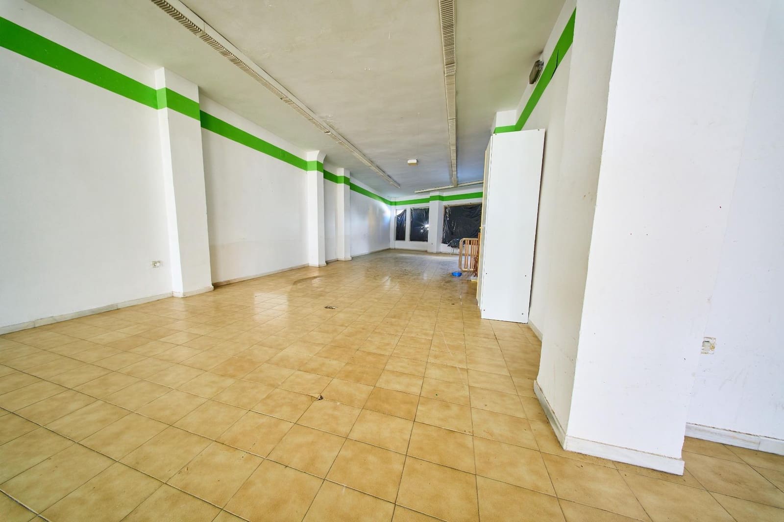 Erhverv til salg i Baza - € 250.000 (Ref: 9908164)