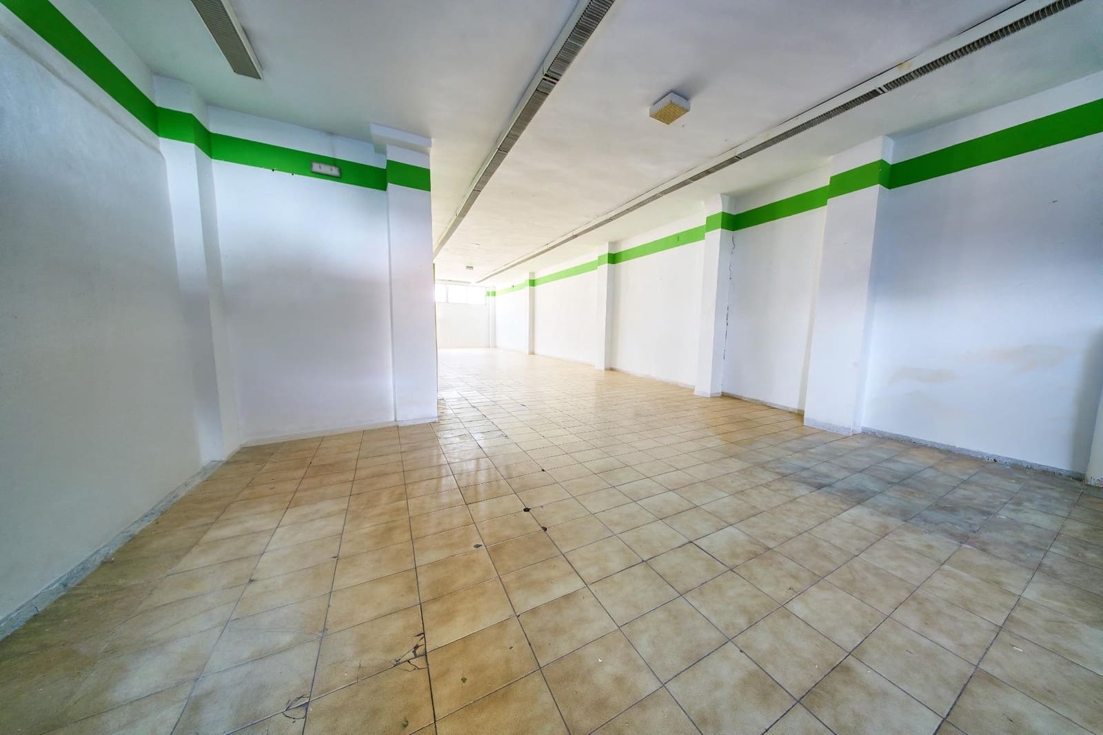 Erhverv til salg i Baza - € 250.000 (Ref: 9908164)