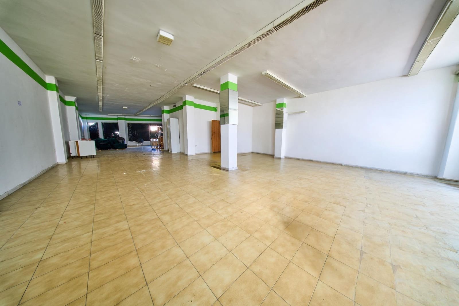 Erhverv til salg i Baza - € 250.000 (Ref: 9908164)