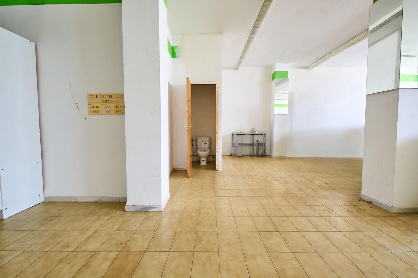 Erhverv til salg i Baza - € 250.000 (Ref: 9908164)