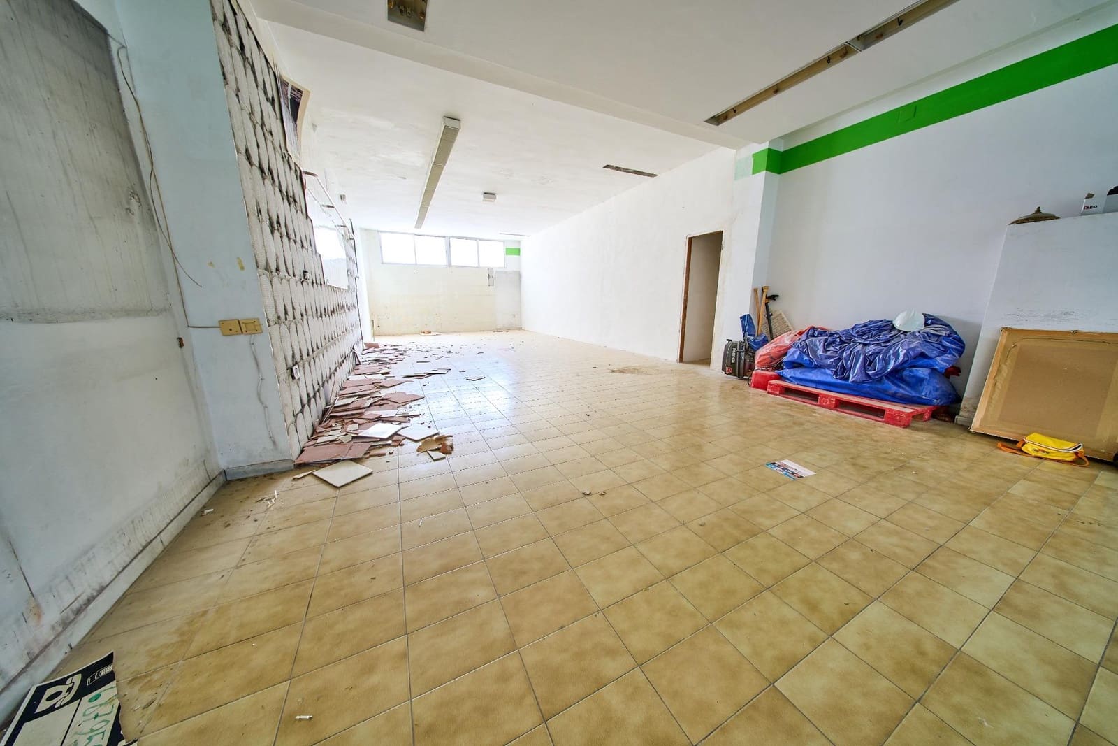 Erhverv til salg i Baza - € 250.000 (Ref: 9908164)