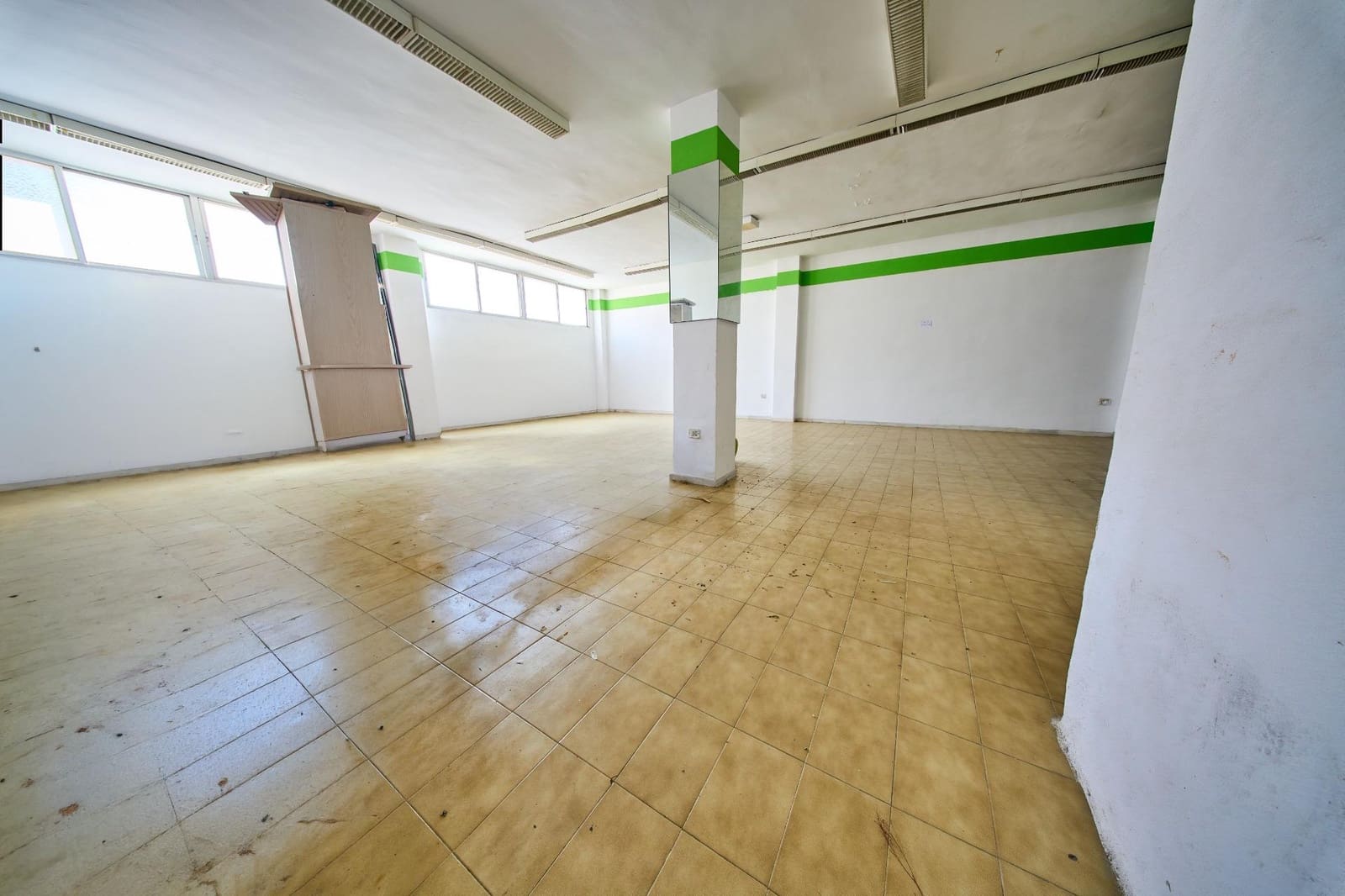 Erhverv til salg i Baza - € 250.000 (Ref: 9908164)