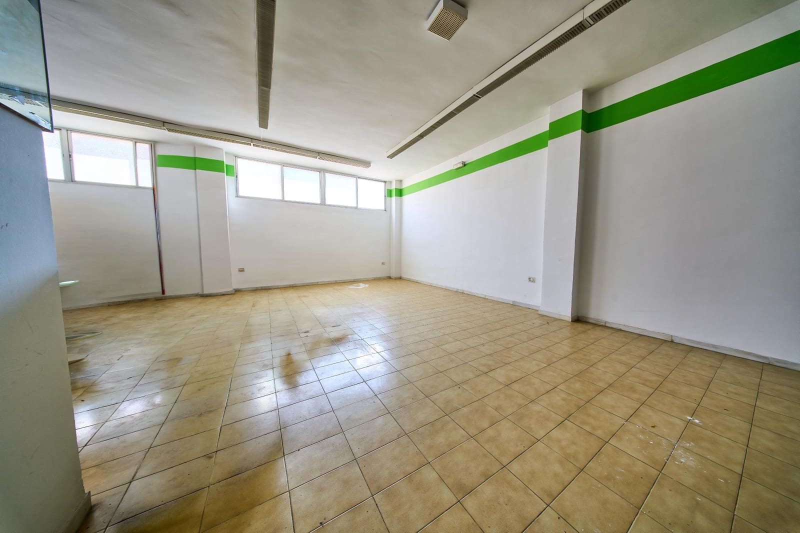 Erhverv til salg i Baza - € 250.000 (Ref: 9908164)