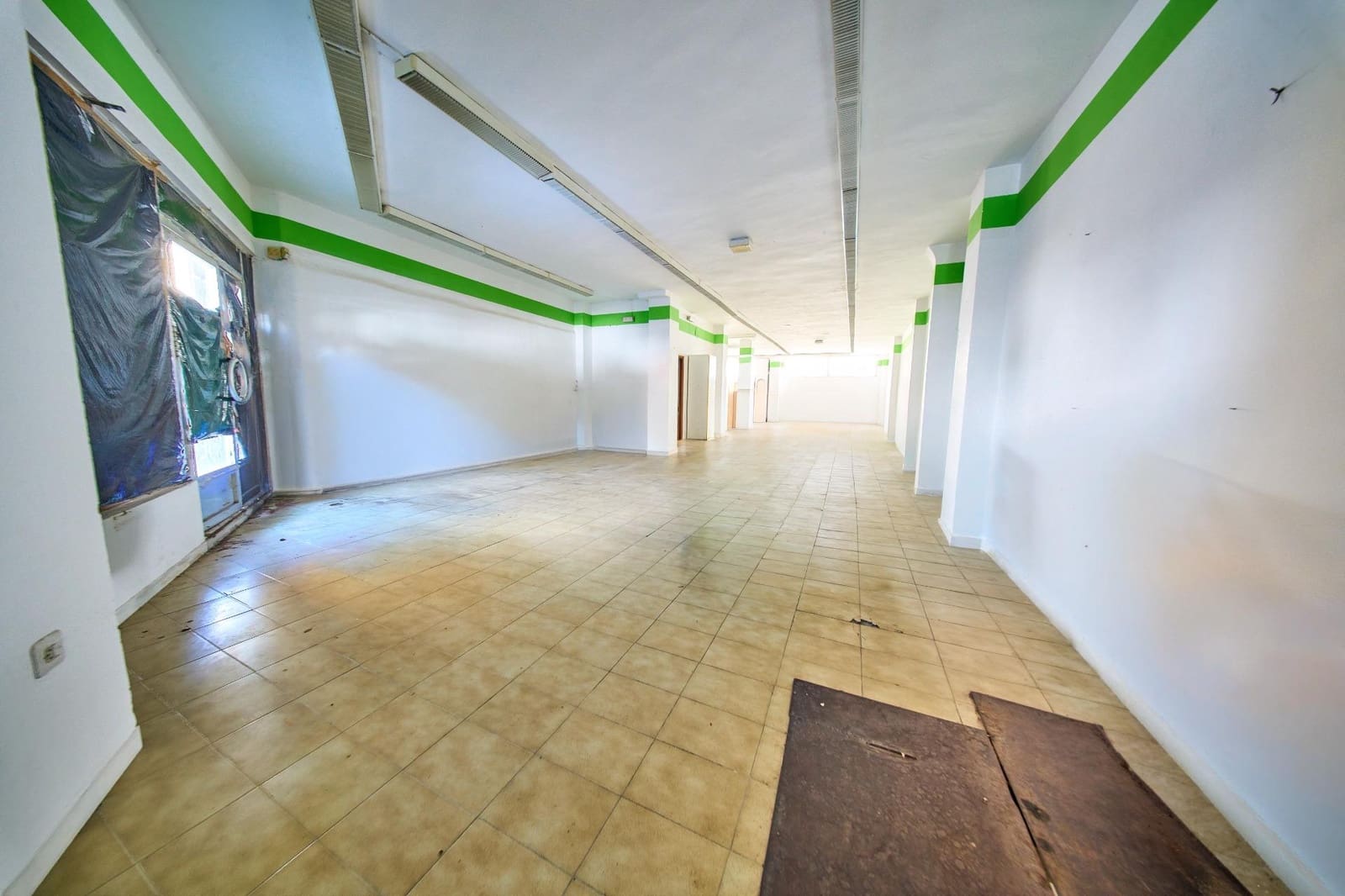Erhverv til salg i Baza - € 250.000 (Ref: 9908164)
