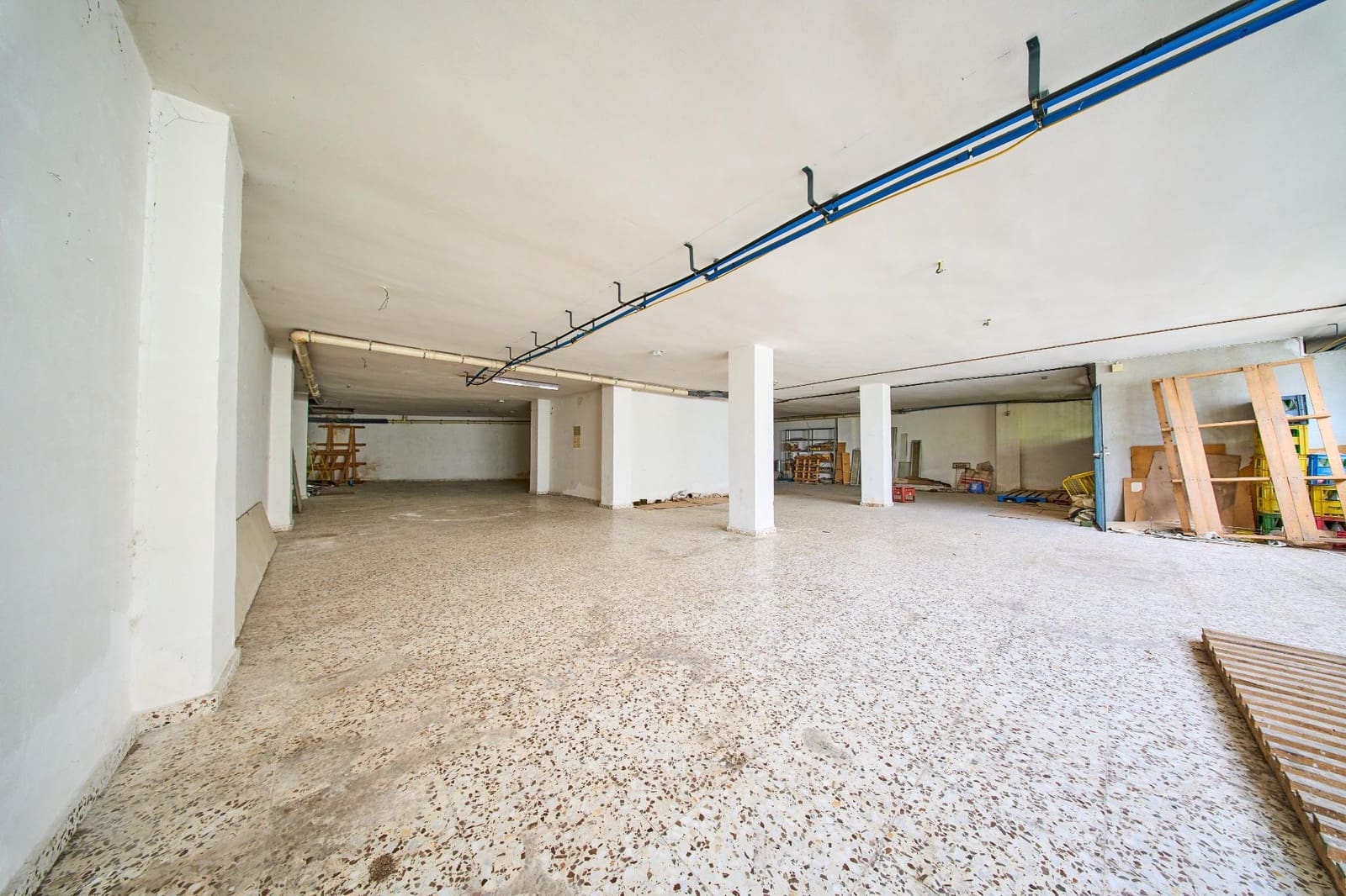 Erhverv til salg i Baza - € 250.000 (Ref: 9908164)