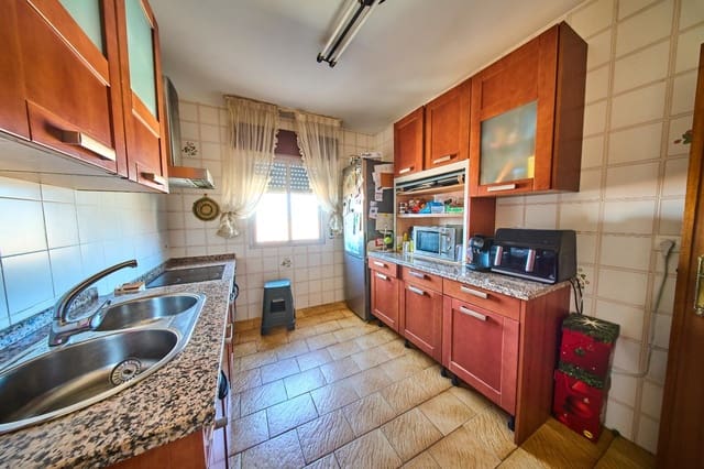 6 bedroom Flat for sale in Alhendín with garage - € 190,000 (Ref: 9913348)