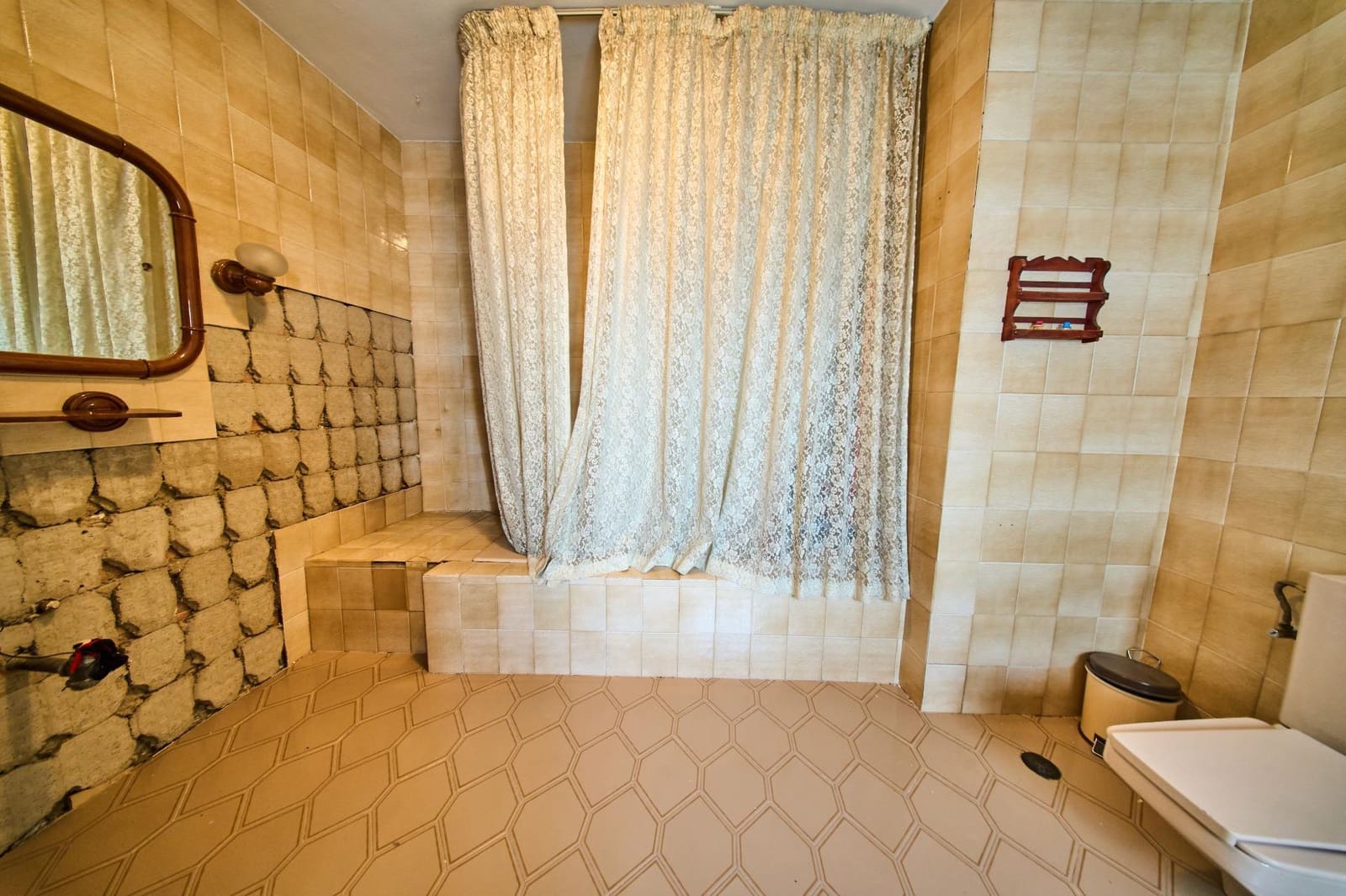 6 bedroom Flat for sale in Alhendin with garage - € 190,000 (Ref: 9913348)