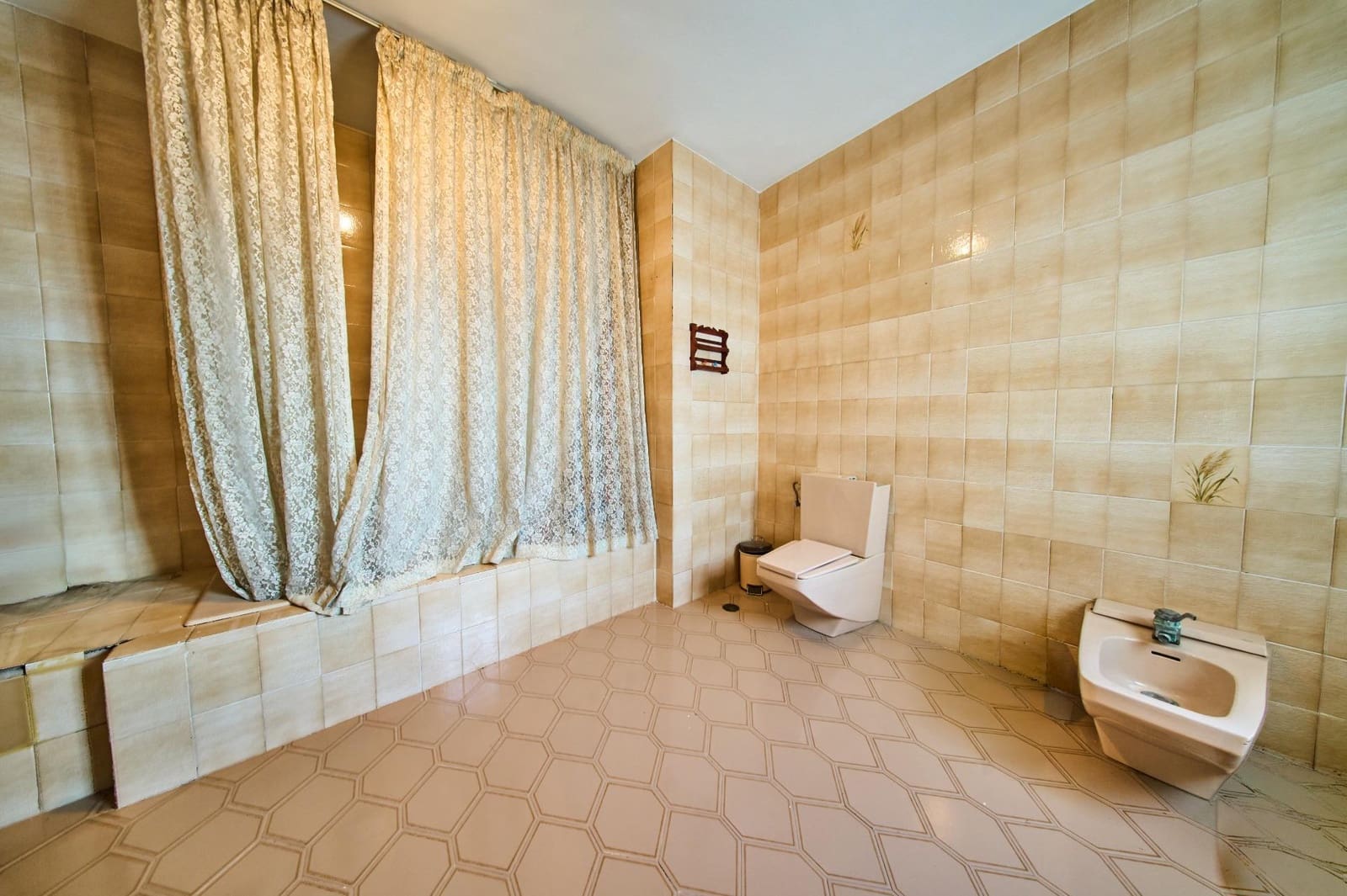 6 bedroom Flat for sale in Alhendin with garage - € 190,000 (Ref: 9913348)