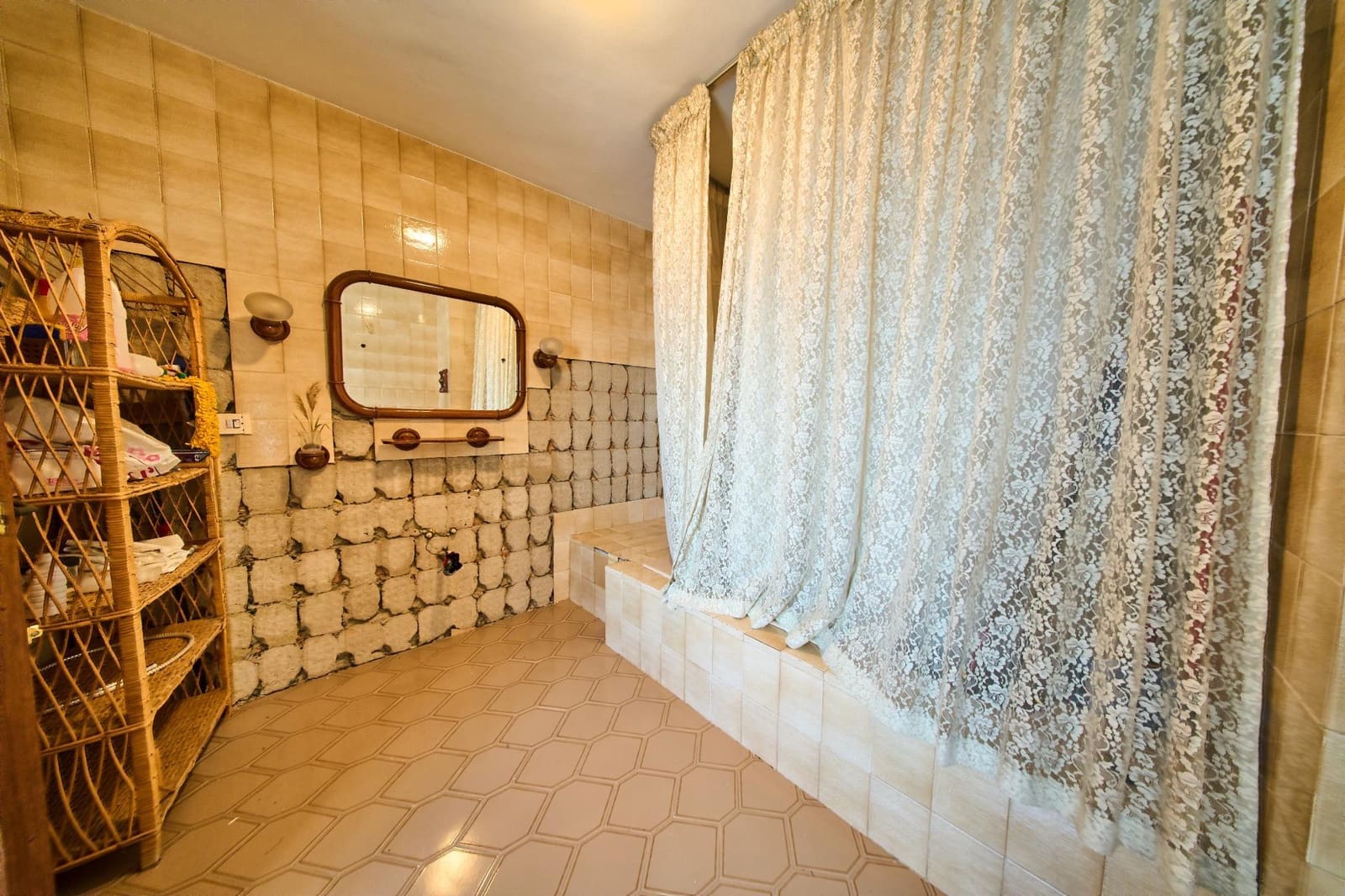 6 bedroom Flat for sale in Alhendin with garage - € 190,000 (Ref: 9913348)