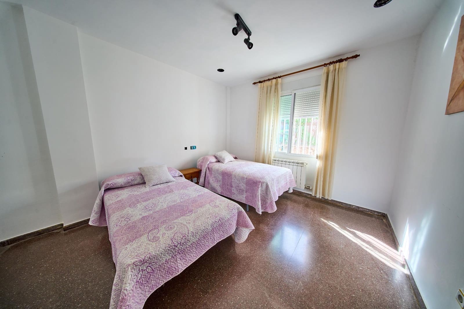 6 bedroom Villa for sale in Nivar with pool garage - € 320,000 (Ref: 9931739)