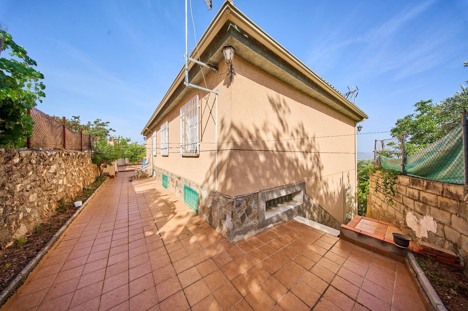6 bedroom Villa for sale in Nivar with pool garage - € 320,000 (Ref: 9931739)