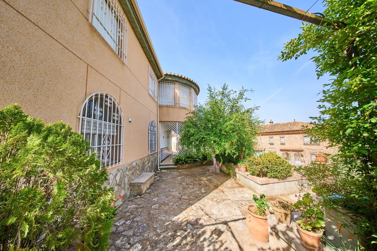 6 bedroom Villa for sale in Nivar with pool garage - € 320,000 (Ref: 9931739)