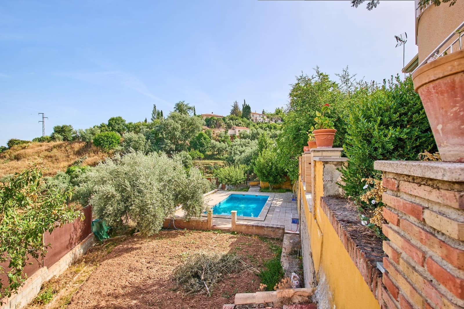 6 bedroom Villa for sale in Nivar with pool garage - € 320,000 (Ref: 9931739)