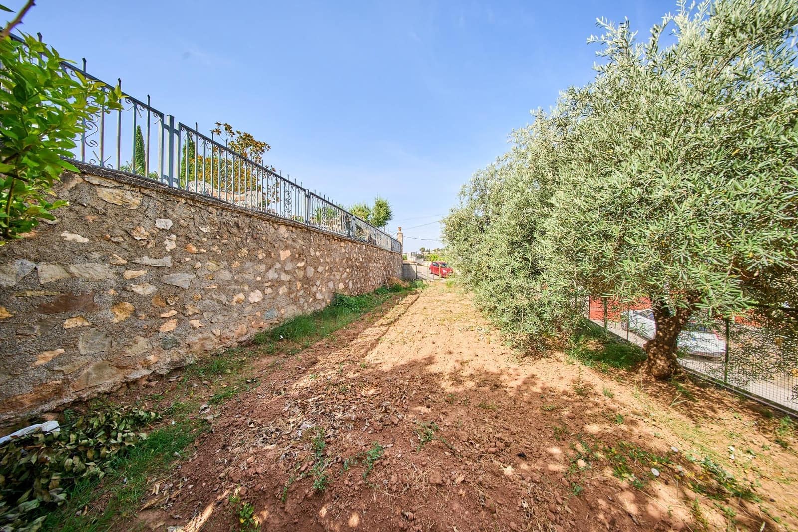 6 bedroom Villa for sale in Nivar with pool garage - € 320,000 (Ref: 9931739)