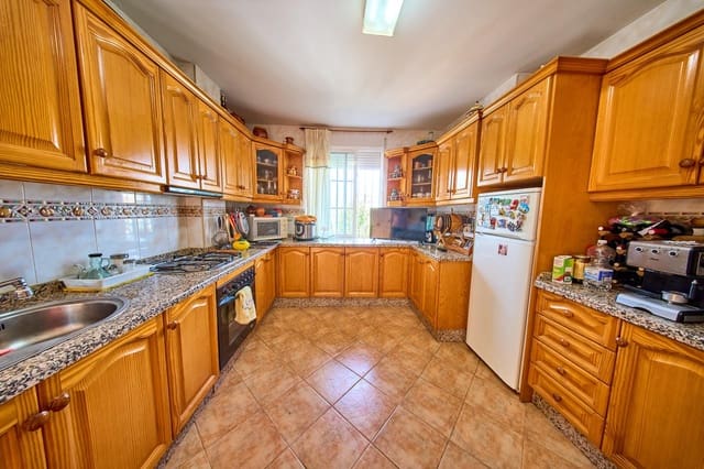 6 slaapkamer Villa te koop in Nívar met zwembad garage - € 299.900 (Ref: 9931739)