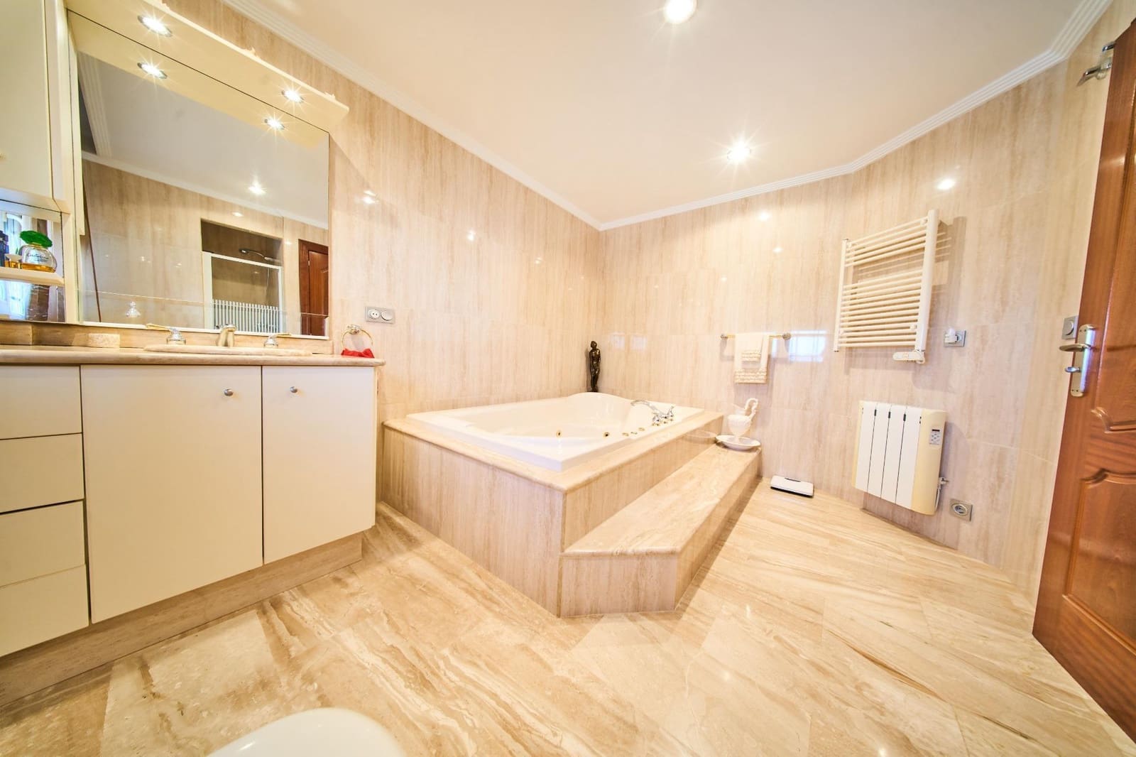3 soveværelse Villa til salg i Dilar med swimmingpool garage - € 595.000 (Ref: 9938377)